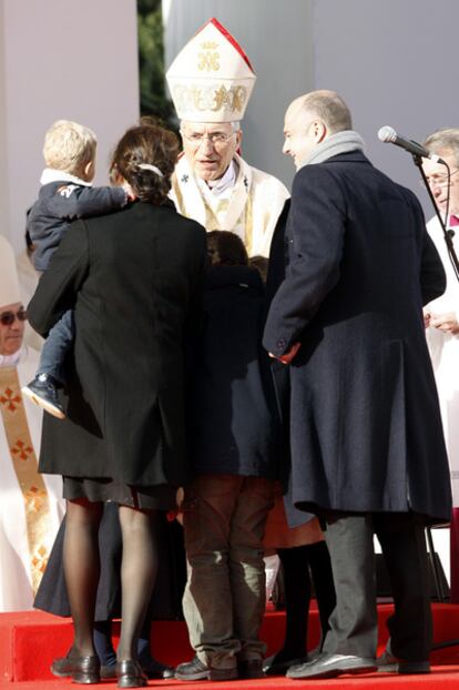 El cardenal Antonio María Rouco saluda a una familia.