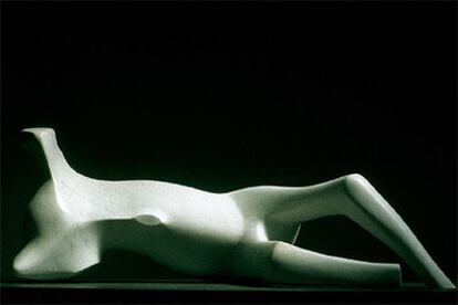 &#39;Figura delgada yacente&#39; (1979-1980), de Henry Moore.