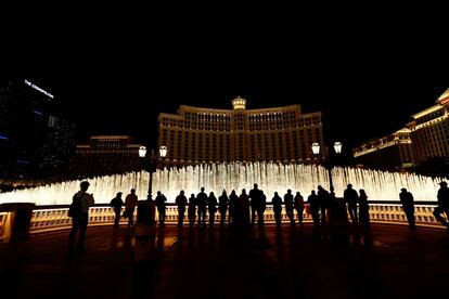 Un grupo de gente mira el espectáculo de danza y luces con agua en la fuente del Bellagio Luxury Resort y Casino en Las Vegas (Estados Unidos). 