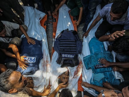Varias personas durante la ceremonia funeraria para los periodistas asesinados por un ataque israelí contra el hospital Nasser, en el sur de Gaza, este lunes.