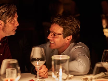 Mads Mikkelsen y Thomas Vinterberg, en el rodaje de 'Otra ronda'.