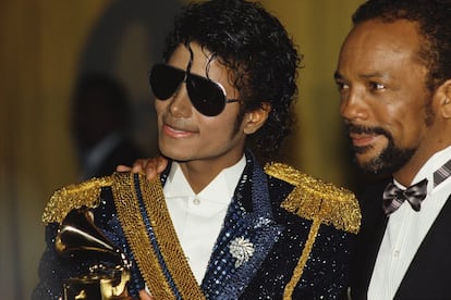 Michael Jackon con el productor Quincy Jones, en 1984. Fue  Jones quien produjo los tres discos que convirtieron a Jackson en un fenómeno: 'Off The Wall' (1979), 'Thriller' (1982) y 'Bad' (1987).