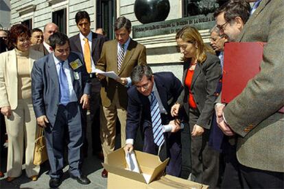 Acebes y Pastor con los representantes de la CONCAPA, que han acudido al Congreso a entregar las firmas.