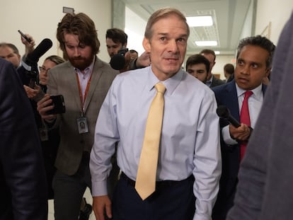 Jim Jordan camina por los pasillos del Capitolio este martes hacia una reunión con representantes de Florida para hablarles de su candidatura.