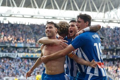 El delantero del Espanyol Javi Puado celebra con sus compañeros su gol ante Las Palmas.