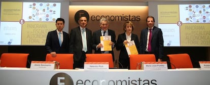 De izquierda a derecha: Luis del Amo, secretario técnico del REAF-CGE; Jesús Sanmartín, presidente del REAF-CGE; Valentín Pich, presidente del Consejo General de Economistas de España; María José Portillo, miembro del REAF-CGE y colaboradora de este estudio; y Rubén Gimeno, director del Servicio de Estudios del REAF-CGE.