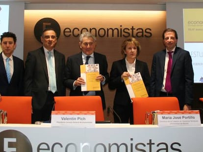 De izquierda a derecha: Luis del Amo, secretario técnico del REAF-CGE; Jesús Sanmartín, presidente del REAF-CGE; Valentín Pich, presidente del Consejo General de Economistas de España; María José Portillo, miembro del REAF-CGE y colaboradora de este estudio; y Rubén Gimeno, director del Servicio de Estudios del REAF-CGE.