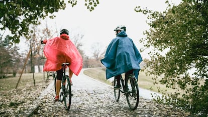 Las capas de lluvia son perfectas como complemento para excursiones en bici o en la montaña. GETTY IMAGES.