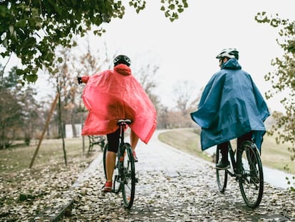 Las capas de lluvia son perfectas como complemento para excursiones en bici o en la montaña. GETTY IMAGES.