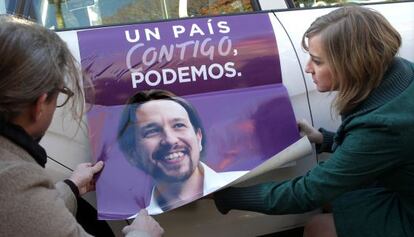 Tania S&aacute;nchez (Podemos) coloca publicidad electoral de su partido en un taxi.