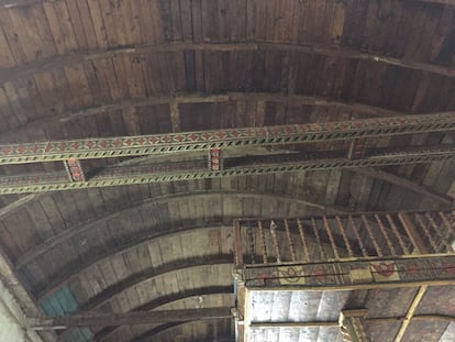 En la iglesia podía observarse el trabajo en madera que se realiza en la región.