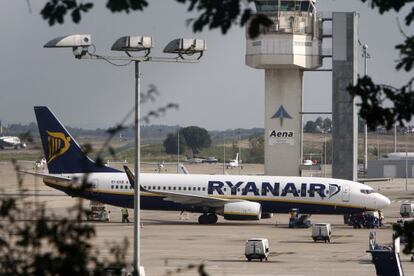 Un avión de Ryanair en el aeropuerto de Girona