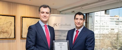 Juan Bernal, director general de CaixaBank Asset Management, y Javier Mu&ntilde;oz, director de Operaciones de Conformidad de Aenor.