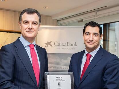 Juan Bernal, director general de CaixaBank Asset Management, y Javier Mu&ntilde;oz, director de Operaciones de Conformidad de Aenor.