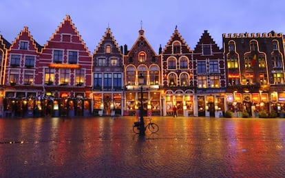 Casas medievales en la plaza del Mercado, en Brujas (Bélgica).