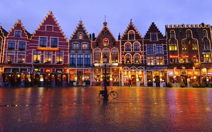 Casas medievales en la plaza del Mercado, en Brujas (B&eacute;lgica). 