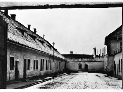 Uno de los patios del campo de concentración checo de Theresienstadt. Al fondo se lee el cartel: 'Arbeit Macht Frei' (El trabajo os hará libres). 1946