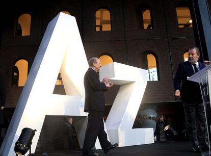 Ibon Areso, a la izquierda, junto al teniente alcalde de la villa, José Luis Sabas, en la presentación de la nueva denominación del centro en homenaje a Iñaki Azkuna