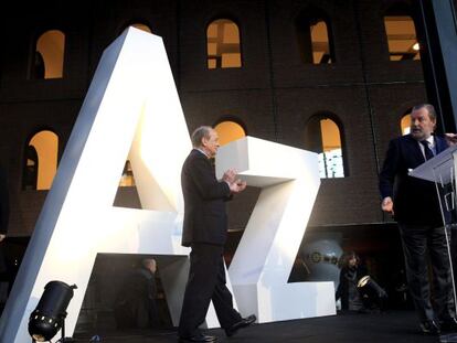 Ibon Areso, a la izquierda, junto al teniente alcalde de la villa, José Luis Sabas, en la presentación de la nueva denominación del centro en homenaje a Iñaki Azkuna