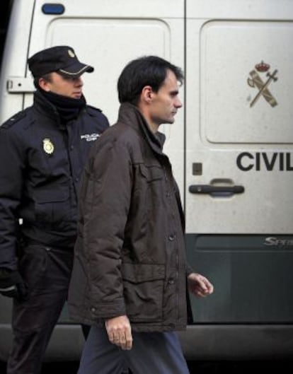 Pablo Ruz, el magistrado que investiga los papeles de Bárcenas, sale de la Audiencia Nacional.