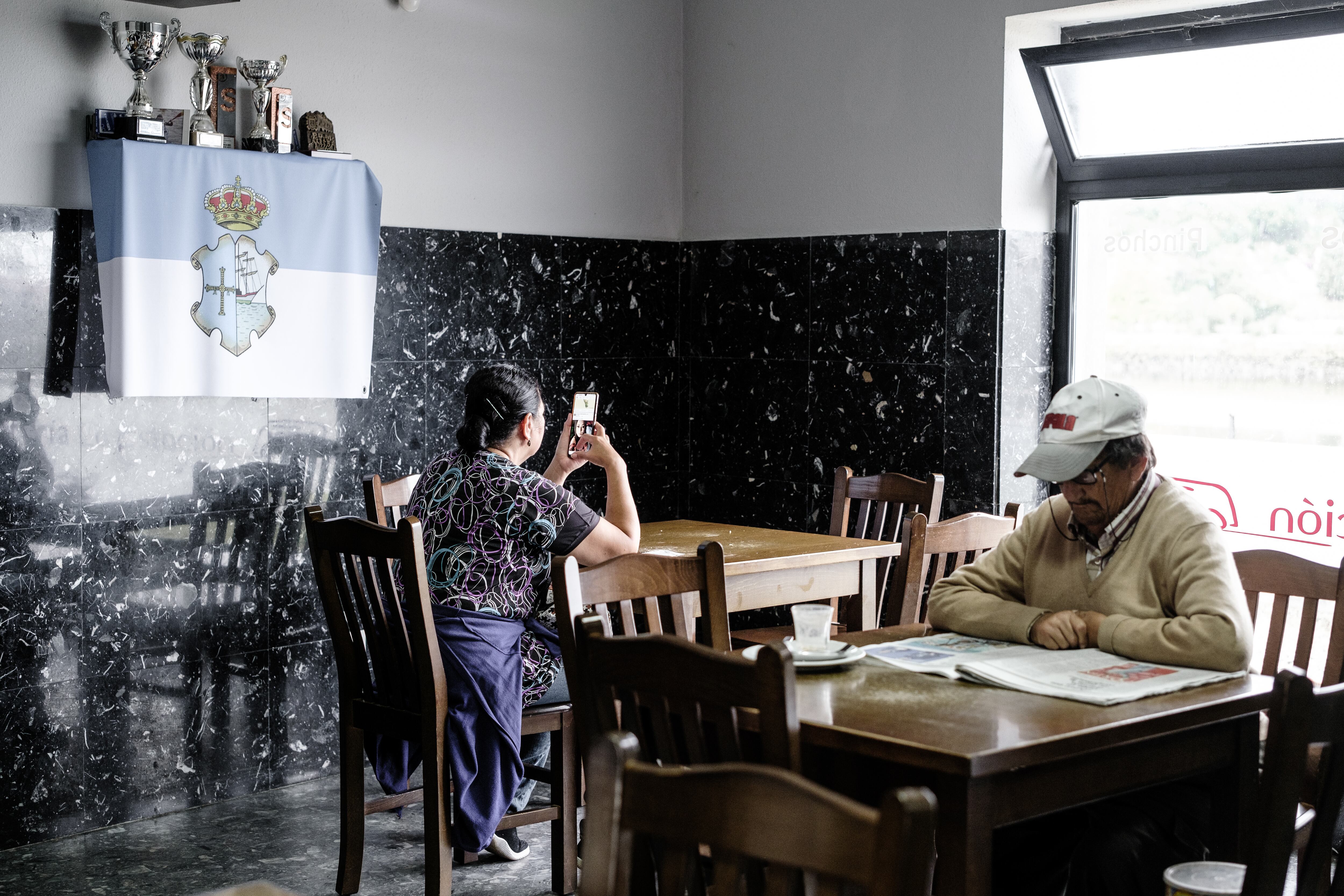 Clientes de la cafetería, ubicada en la estación de autobuses de Ribadesella. 