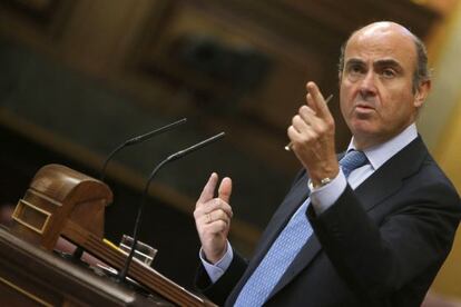 El ministro de Economía, Luis de Guindos, durante su intervención en la sesión de control al Gobierno de este miércoles en el Congreso.