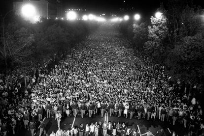 Unas 500.000 personas se manifiestan el 21 de octubre de 1983 en Madrid en silencio en contra de los últimos atentados de ETA, el último, entre ellos, el capitán de Farmacia Alberto Martín Barrios. Tras dos semanas de secuestro, su cuerpo fue encontrado con un tiro en la nuca cerca de Bilbao tras la no difusión de RTVE de un comunicado suyo de ETA.
