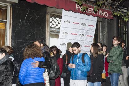 Ayer se desplegó una lona conmemorativa del momento, donde los que quisieron pudieron dejar su mensaje de despedida de su bar favorito.