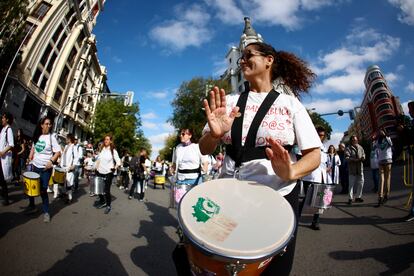 Un grupo de batucada anima a los manifestantes durante su recorrido por las calles de la capital. 