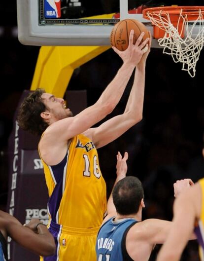 Pau Gasol encara canasta en el partido ante Minnesota