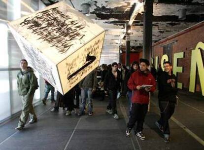 Un grupo de jóvenes, ayer, en La Central del Diseño en Madrid.