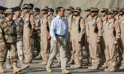 El exministro de Defensa, Jose Antonio Alonso, pasa revista a las tropas a su llegada a la base de Herat (oeste de Afganistán), en abril de 2006.