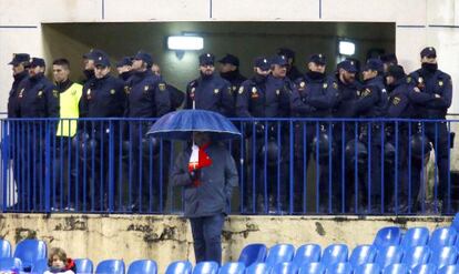 La policía vigila el Calderón durante el Atlético-Villarreal.