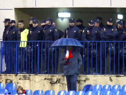 La polic&iacute;a vigila el Calder&oacute;n durante el Atl&eacute;tico-Villarreal. 