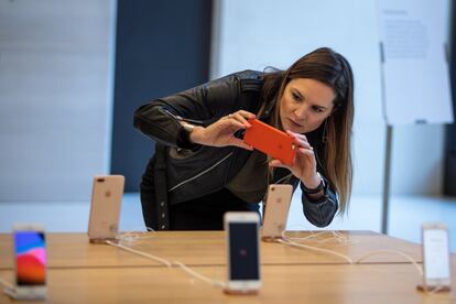Una mujer fotografía el nuevo iPhone 8 en una tienda de Apple en Londres (Inglaterra).