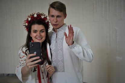 Oleksii y Kristina saludan a sus padres y hermanos, que viven en Sebastopol, una ciudad de la península de Crimea que Rusia ocupa ilegalmente desde 2014, y en la ciudad de Donetsk, en el este del país, donde los combates se suceden desde hace ocho años.