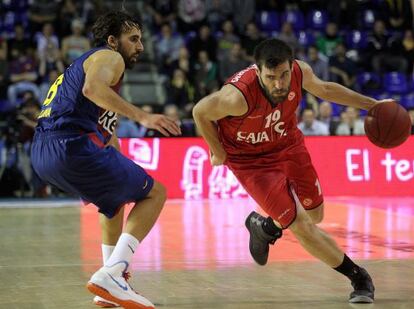 San Emeterio, con el balón, en el partido europeo contra el Barcelona.