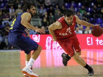 San Emeterio, con el balón, en el partido europeo contra el Barcelona.