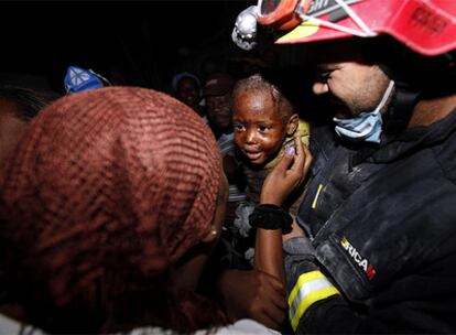Bomberos españoles rescatan a un niño en Haití.