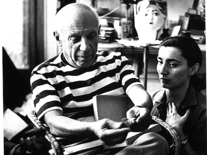 Pablo Picasso con su esposa Jacqueline.
