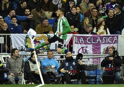 Antonio Sanabria celebra su gol, primero de su equipo, ante el Real Madrid.