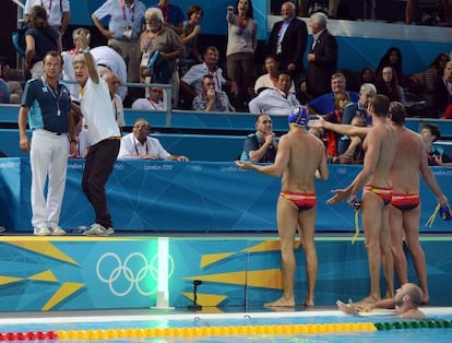 El técnico español Rafael Aguilar y sus jugadores protestan al árbitro Boris Margeta.