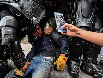 Agentes de la policía colombiana arrestan a un manifestante durante una protesta contra el Gobierno en Cali, Colombia, el día de ayer.
