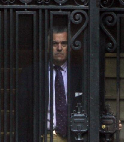 Bárcenas, en 2009, saliendo de su domicilio, el día antes de comparecer en el Tribunal Supremo por el 'caso Gürtel'.