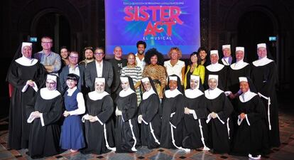 El elenco del musical que se ver&aacute; en Barcelona, tras la presentaci&oacute;n de ayer. 