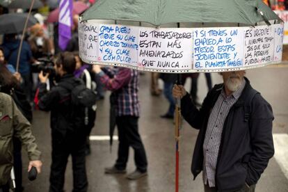 Un participante durante la manifestación en Barcelona con motivo del Primero de Mayo.
