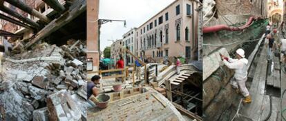 A la izquierda, un derrumbe en verano de 2003 en el canal de San Bárnaba. En el centro y a la derecha, trabajos en algunos canales y edificios históricos de Venecia.