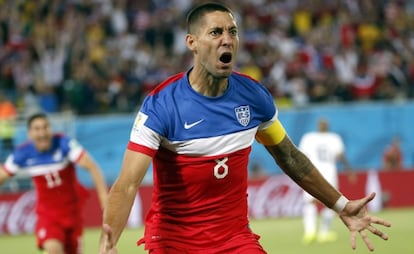 Clint Dempsey celebra nesta segunda-feira o primeiro gol para os Estados Unidos.