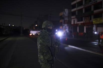 Miembros del ejército en el barrio de Solanda, durante un apagón en Quito, en 2024