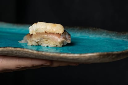 Nigiri de caballa con letón del restaurante Zuara Sushi, en Madrid.